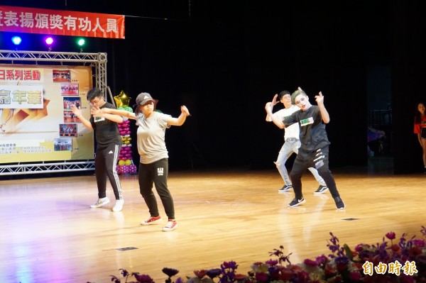 舞藝展演嘉年華熱鬧登場,年輕人跳街舞,展現青春活力。(記者詹士弘攝)