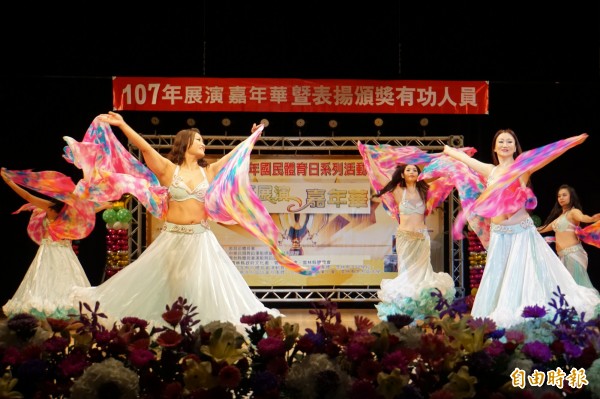 華麗的舞蹈表演,讓人看得目不轉睛。(記者詹士弘攝)