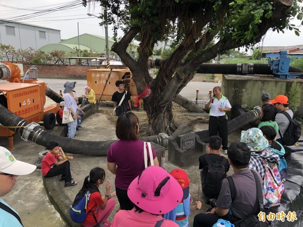 安南區公親寮劍獅祭溪的江治水歷史現場，一旁還架設著抽水機。（記者蔡文居攝）