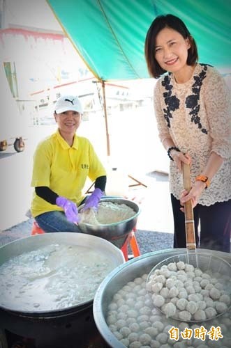 高雄市觀光局長曾姿雯體驗魚丸DIY。（記者葛祐豪攝）