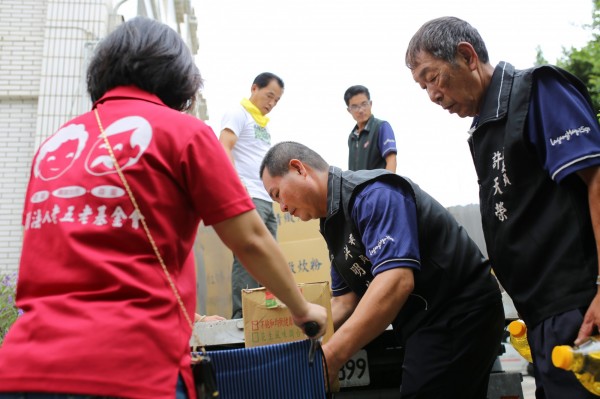 鹿港天后宮今天把普度物資委由老五老基金會分送給弱勢民眾。（鹿港天后宮提供）