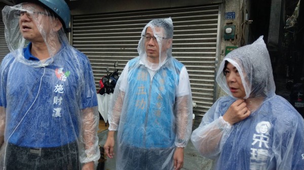一場大雨,讓國民黨基隆市長參選人謝立功(中)、議長宋瑋莉(右)合體,一同前往中山一路、西定路會勘淹水災情。(記者俞肇福翻攝)