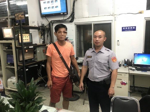 警員洪兆陽力勸陳男不要上當，保住他辛苦血汗錢。（記者姚岳宏翻攝）