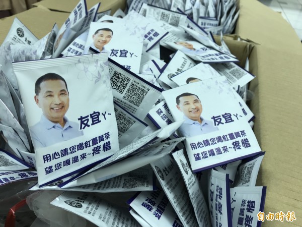 外包裝為侯友宜選舉廣告文宣的薑黃茶包。（記者李雅雯攝）