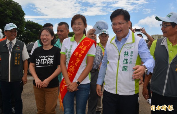 民進黨第3選區市議員參選人張家銨（左3）今天成立競選總部，市長林佳龍（右2）、夫人廖婉如（左2）共同推薦，林佳龍並希望促成該選區市議員聯合競選。（記者陳建志攝）