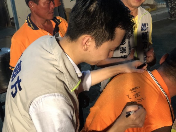 民進黨新竹縣長參選人鄭朝方陣營今晚發佈消息指出,日前鄭朝方出席某協會的秋節活動,人氣旺到爆,秒把現場變成他的簽名會。(圖由鄭朝方陣營提供)