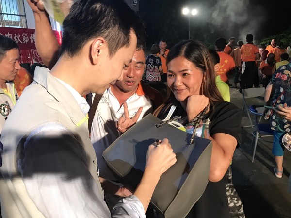 民進黨新竹縣長參選人鄭朝方陣營今晚發佈消息指出,日前鄭朝方出席某協會的秋節活動,人氣旺到爆,秒把現場變成他的簽名會。(圖由鄭朝方陣營提供)