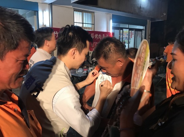 民進黨新竹縣長參選人鄭朝方陣營今晚發佈消息指出,日前鄭朝方出席某協會的秋節活動,人氣旺到爆,秒把現場變成他的簽名會。(圖由鄭朝方陣營提供)