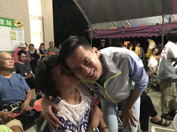 民進黨新竹縣長參選人鄭朝方陣營今晚發佈消息指出,日前鄭朝方出席某協會的秋節活動,人氣旺到爆,秒把現場變成他的簽名會。(圖由鄭朝方陣營提供)