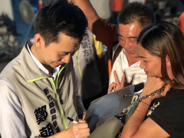 民進黨新竹縣長參選人鄭朝方陣營今晚發佈消息指出,日前鄭朝方出席某協會的秋節活動,人氣旺到爆,秒把現場變成他的簽名會。(圖由鄭朝方陣營提供)