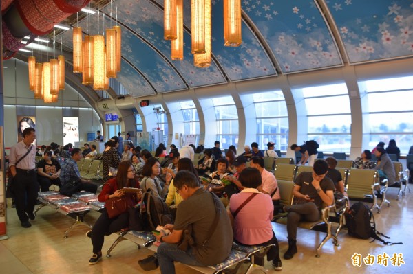 華航今天(9日)下午高雄直飛日本北海道的航班,有百餘名乘客。(記者蘇福男攝)
