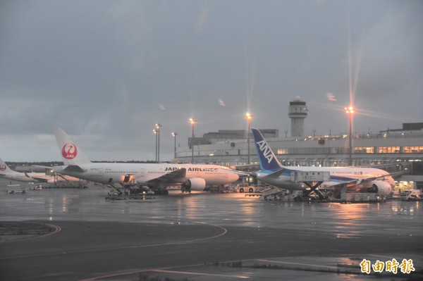 北海道新千歲機場國際航線復飛後,機場人潮逐漸湧現。(記者蘇福男攝)
