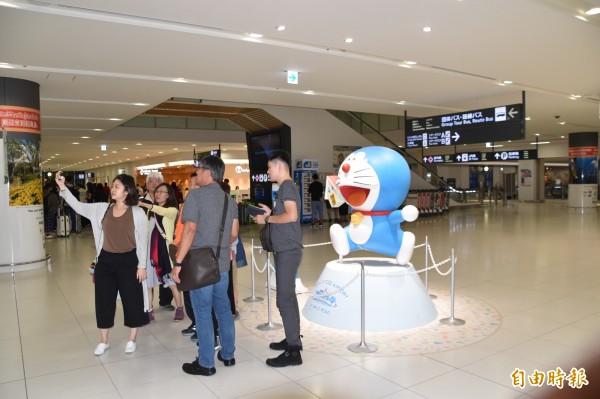 台灣旅客抵達新千歲機場後,在國際線大廳與哆啦A夢合影。(記者蘇福男攝)