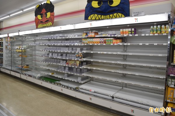登別溫泉街便利商店7-ELEVEn,晚間架上的飯糰、輕食已被一掃而空。(記者蘇福男攝)