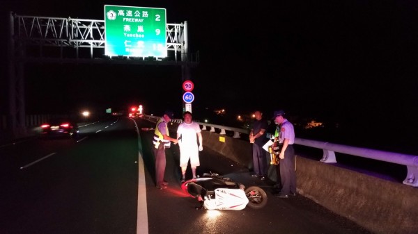 林姓機車騎士逆向騎車上國道與貨車對撞慘死。（記者黃佳琳翻攝）