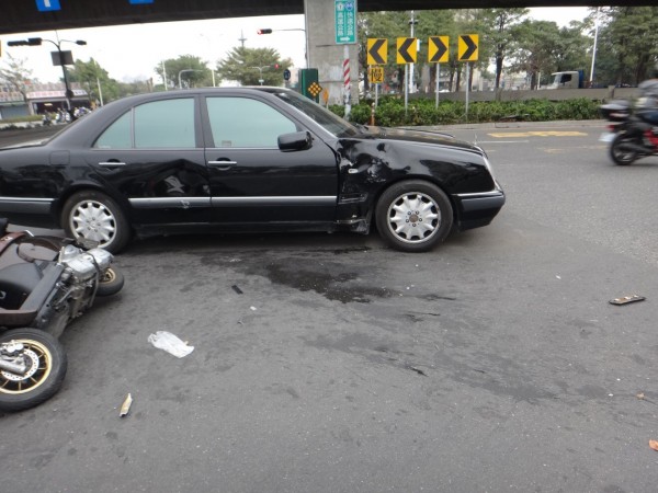 高市今年1至8月A1類(24小時內死亡案件)車禍74件、75人死亡,機車屬為肇事主因的有34件,就佔45%,騎乘機車死亡人數有55人,佔死亡人數73.3%,大專院校陸續開學,警方加強宣導、取締。(記者黃良傑翻攝) 高市今年1至8月A1類(24小時內死亡案件)車禍74件、75人死亡,機車屬為肇事主因的有34件,就佔45%,騎乘機車死亡人數有55人,佔死亡人數73.3%,大專院校陸續開學,警方加強宣導、取締。(記者黃良傑翻攝)