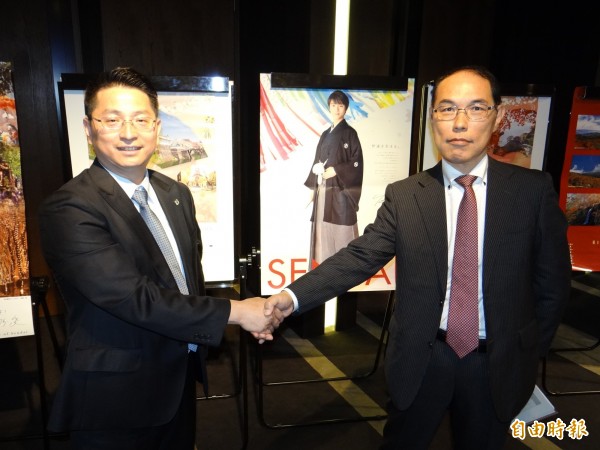 日本仙台觀光國際協會理事長村山光彥(右)率團造訪台南市,南市旅行商業同業公會理事長蘇榮堯(左)熱情歡迎。(記者王俊忠攝)