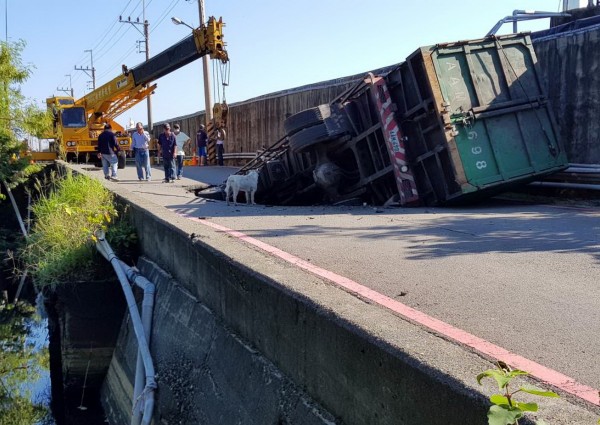 日前發生在安南區城西街的卡車陷落意外。（南市府提供）