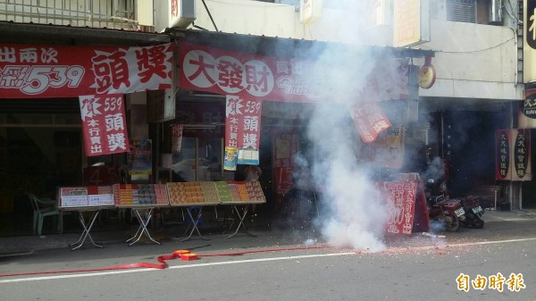 大發財彩券行一早在斗六市區燃放長串鞭炮,慶祝再度開出頭獎。(記者鄭旭凱攝)