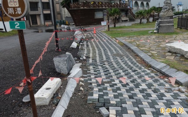 知名七星潭自行車、人行石磚步道遭震毀，至今超過半年仍有部分區域未修繕，拉起的簡易封鎖線更因風吹日曬雨淋時常掉落，屢遭民眾誤闖。（記者王峻祺攝）