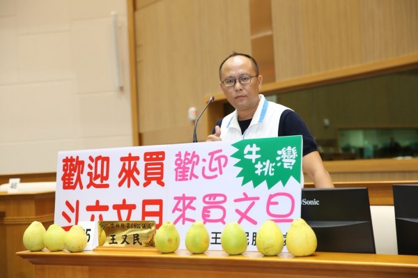 縣議員王又民抨擊政府官網標示不清,又低於市價,破壞文旦市場行情。(記者林國賢翻攝)