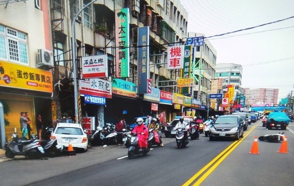 白色賓士車疑因違規迴轉，導致同向的機車騎士閃避不及摔車。（記者周敏鴻翻攝）