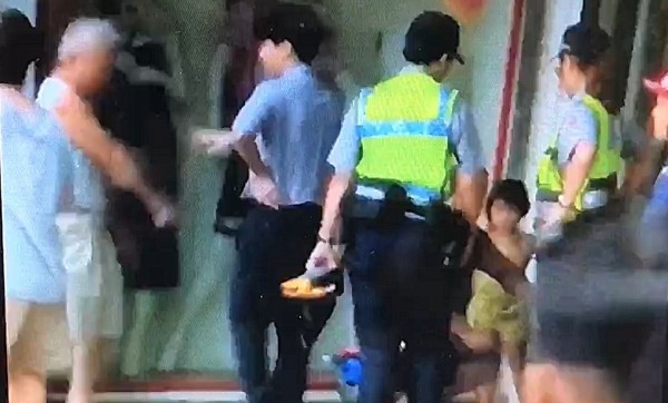 中年男子大聲吼員警，其家人來了解。（記者蔡宗憲翻攝）