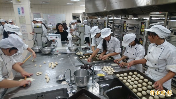 曾文家商餐管科學生，為麻豆獨居老人親手製作200個蛋黃酥。（記者楊金城攝）