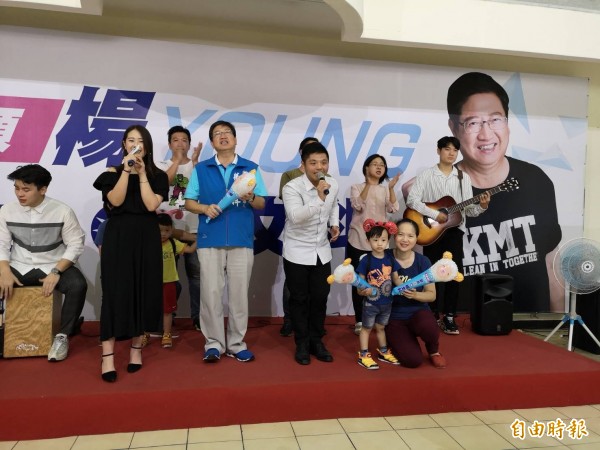 國民黨新竹縣長參選人楊文科(左3)今天用唱的,公佈他的競選主題曲~飛揚的青春。(記者黃美珠攝)