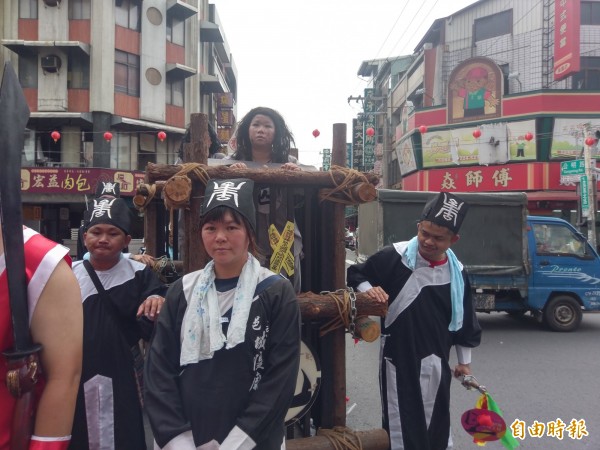 嘉邑城隍廟夜巡諸羅城今下午展開,有民眾扮演囚犯遊街,十分逼真。(記者王善嬿攝)