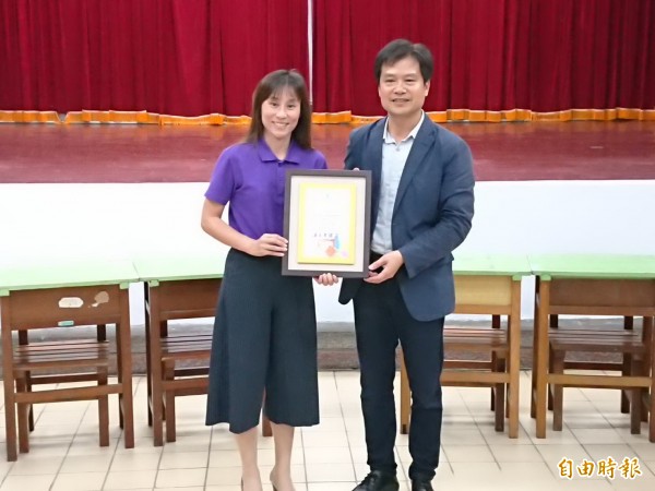 台東縣社會處長曹劍秋（右）致贈感謝狀予中和高中校長柯雅菱（左）。（記者王秀亭攝）