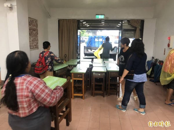 新北市中和高中將屆齡汰換但還有8、9成新的課桌椅捐贈到台東，讓資源可以永續利用。（記者王秀亭攝）