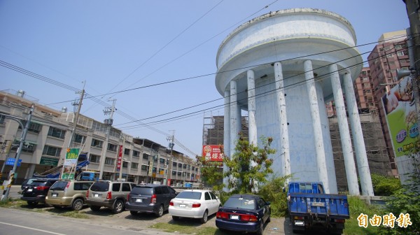 東港自來水塔,未來鎮區將加大管徑。(記者陳彥廷攝)
