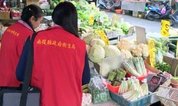 南投縣衛生局人員前往菜市場抽驗中秋節應景食品情形。（記者謝介裕翻攝）