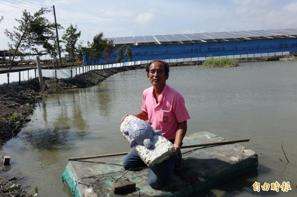 彰化縣福興鄉福寶村打造「龜公園」，因為水池有許多烏龜，長黃耀輝還做了一隻人造烏龜。（記者劉曉欣攝）