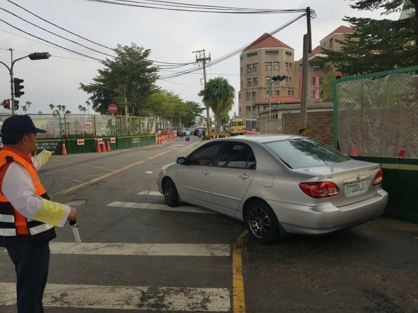 國道4號台中環線潭子系統交流道工程施工，造成潭子區環中東路與潭興路165巷道路縮減，交通壅塞，豐原分局派員加強疏導，並建議民眾改道。（記者歐素美翻攝）