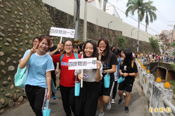 弘光科大新生大學入門導航活動，特別設計健走巡禮活動。（記者歐素美攝）