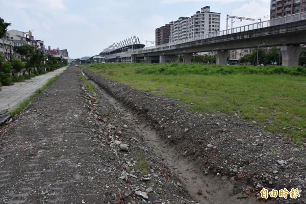 鐵道局挖了一條土溝要排水，被居民質疑做假的。（記者葉永騫攝）