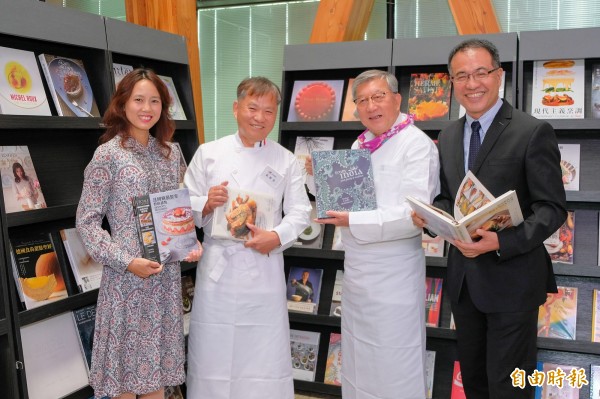 新竹縣長邱鏡淳(右二)感謝益品書屋創辦人戴勝益(左二),無私提供400本餐飲書籍展出,讓民眾可以從書香中聞到菜香。(記者廖雪茹攝)