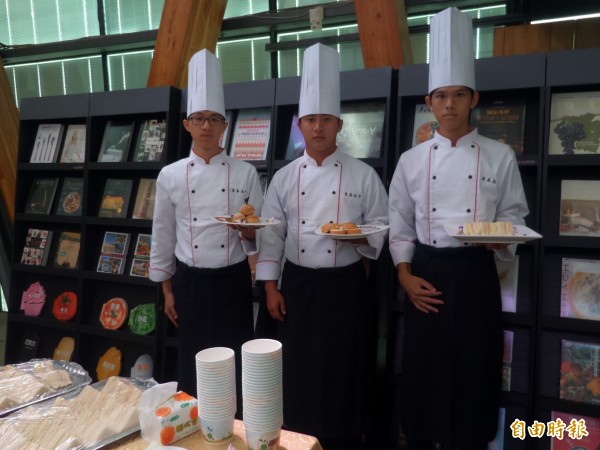 竹北新瓦屋集會堂的餐飲主題書展,今天與東泰高中餐飲科合作,以擺盤設計及上菜儀式開場。(記者廖雪茹攝)