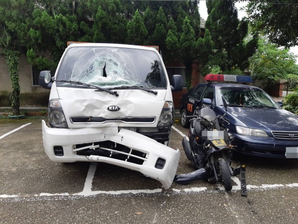 古坑發生貨車與機車對撞，機車扭曲變形，騎士傷重不治。（記者黃淑莉翻攝）