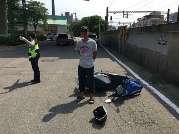 魏嫌不敵警網包抄，在竹南鎮遭逮捕。（記者鄭名翔翻攝）