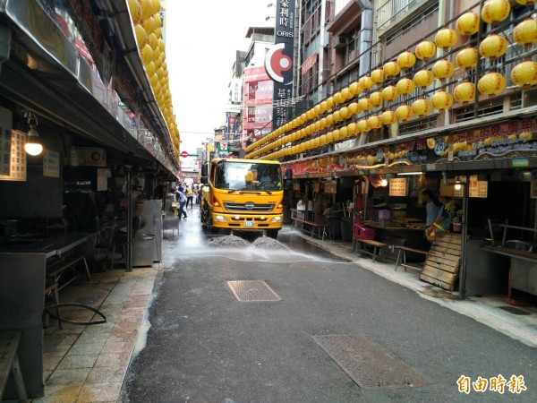 名聞全台的基隆廟口夜市,有許多知名的小吃美食吸引許多饕客來朝聖;今天因為消毒作業,小吃攤休息一天。(記者俞肇福攝)