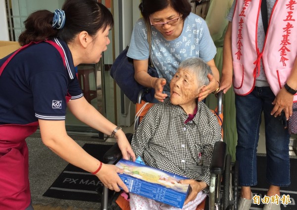 長輩由志工陪同到超市購物。（記者蔡淑媛攝）