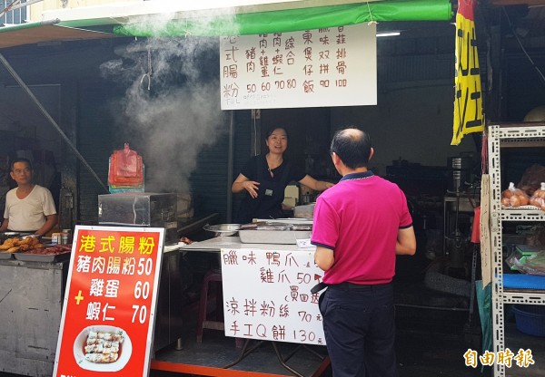 葉映明嫁做台灣媳，在苗栗縣苗栗市南苗市場內設攤，販售「腸粉」、「煲仔飯」等家鄉味。（記者彭健禮攝）