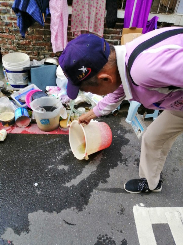 台南市防疫人員在本土登革熱個案活動地周邊進行孳生源查核。（疾管署提供）