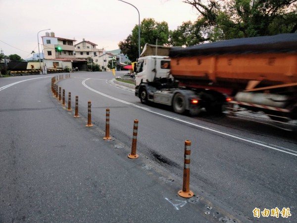 省道台十六線南投縣名間鄉至集集鎮的路段，因砂石車出入頻繁，導致路面出現如波浪般的凹陷與隆起。（記者劉濱銓攝）