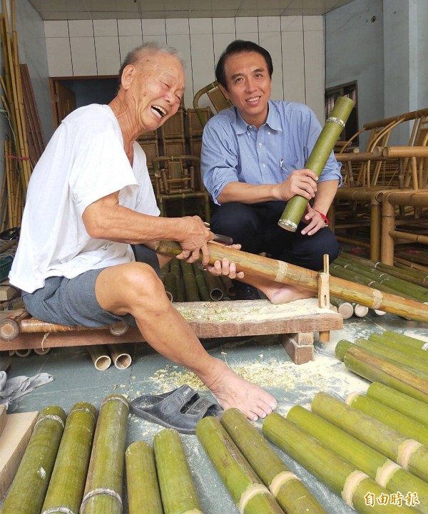 陳學聖前往楊梅富岡拜訪竹藝達人戴阿爐，讚許戴師傅的手藝足稱文化國寶。（記者李容萍攝）