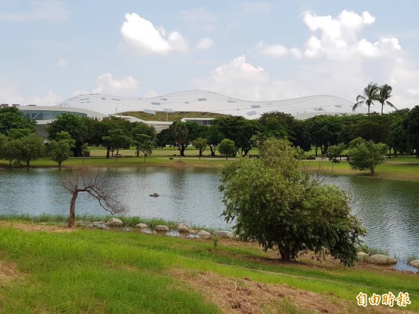 衛武營都會公園有三座生態池，只要往下降挖二.五公尺，將可達到寶業里滯洪池十萬噸滯洪量。（記者陳文嬋攝）