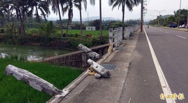 南投市華陽路北通橋路段護欄遭撞斷，迄今半年仍未修復，危及用路人往來安全。（記者謝介裕攝）